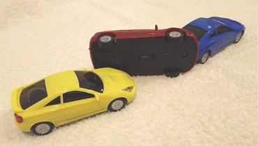 交通事故をイメージしたおもちゃの車