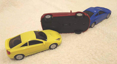 交通事故をイメージした車のおもちゃの画像