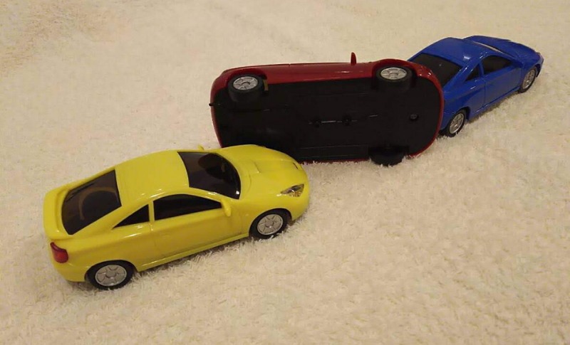 交通事故をイメージした車のおもちゃの写真